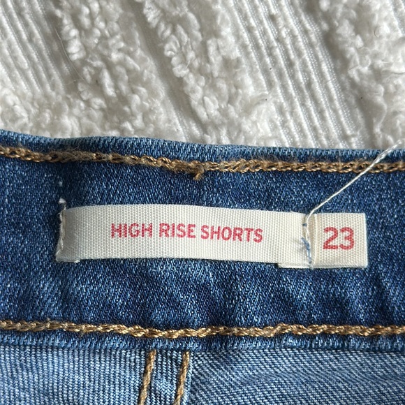 LEVI’S High Rise Shorts - Picture 3 of 3